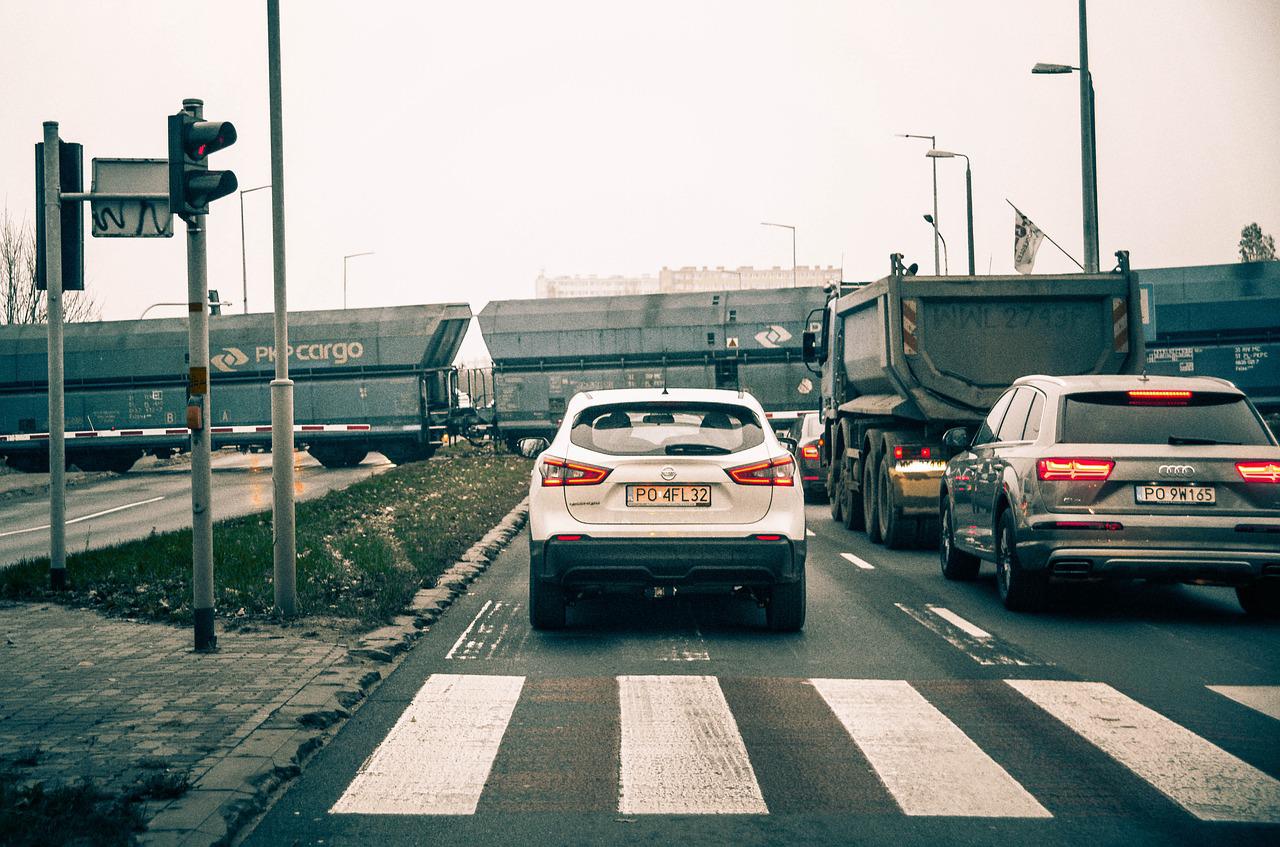 Brawurowa jazda i brak rozsądnego myślenia w okolicach torów doprowadza do wielu wypadków