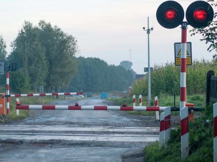 Zwolnij, zanim przejedziesz przez tory. Samochód osobowy nie ma szans z pociągiem!