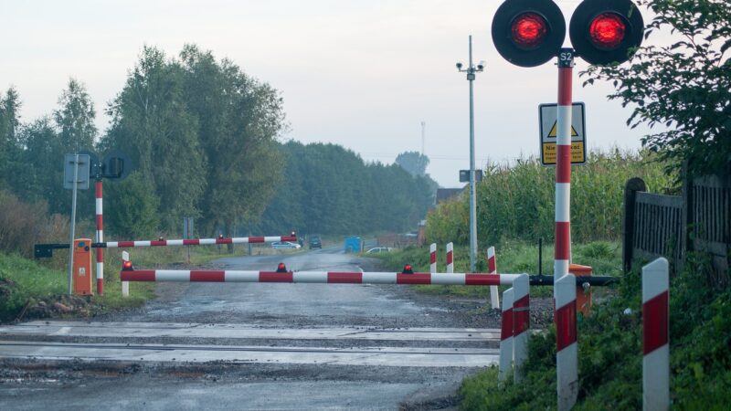 Zwolnij, zanim przejedziesz przez tory. Samochód osobowy nie ma szans z pociągiem!