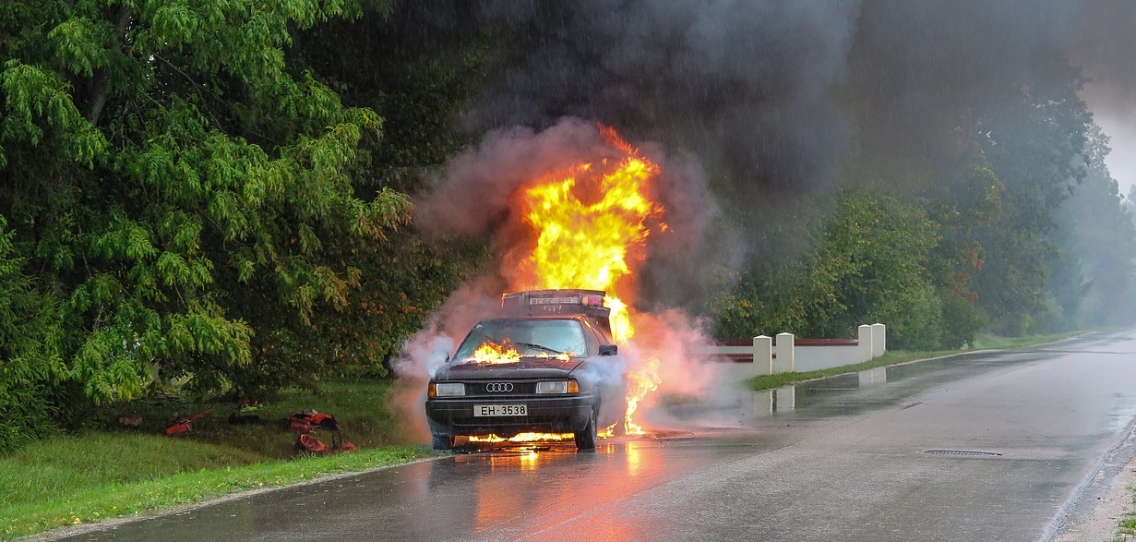 Niespodziewany pożar samochodu na drodze krajowej nr 151