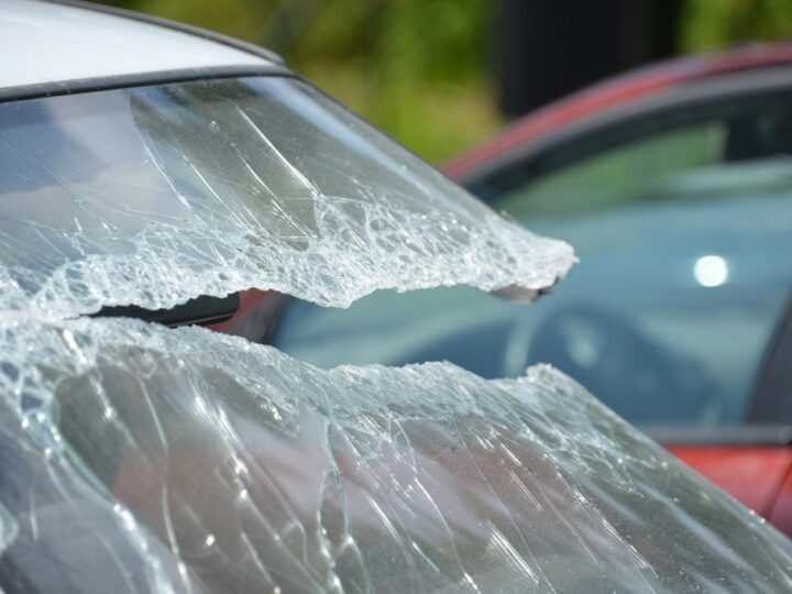 Wandal, który zniszczył zaparkowane samochody, został zatrzymany przez Policję w Gorzowie