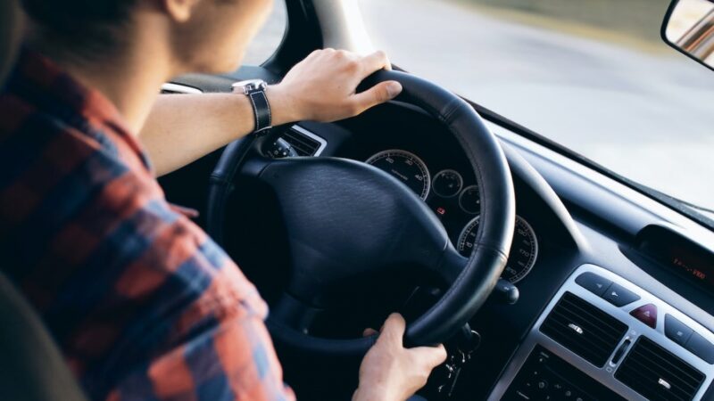 Kierowca taksówki zderza się z Volkswagensem przed gorzowskim szpitalem