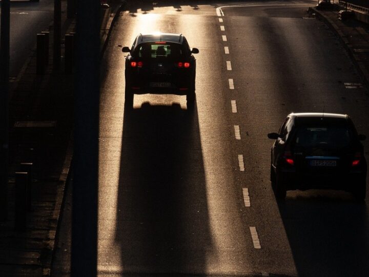 Incident drogowy w Gorzowie: 72-letni kierowca zasłabł podczas jazdy, powodując kolizję trzech pojazdów