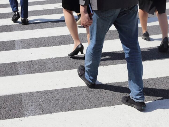 Bezpieczne dzieciństwo: Policjanci uczą przedszkolaków i uczniów zasad ruchu drogowego