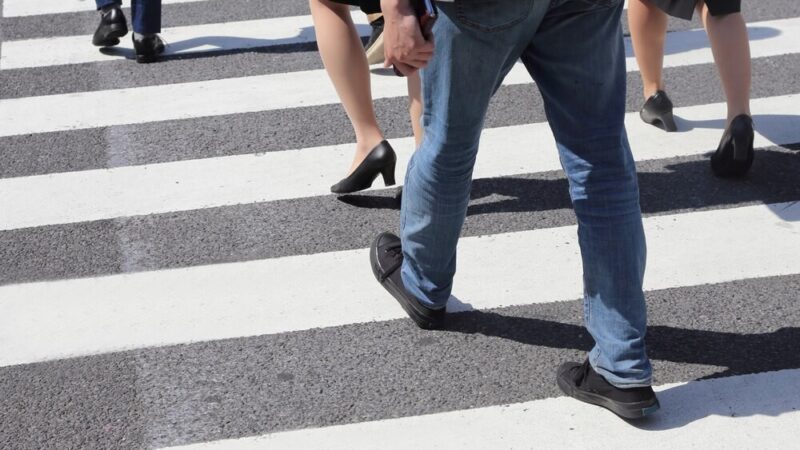 Bezpieczne dzieciństwo: Policjanci uczą przedszkolaków i uczniów zasad ruchu drogowego