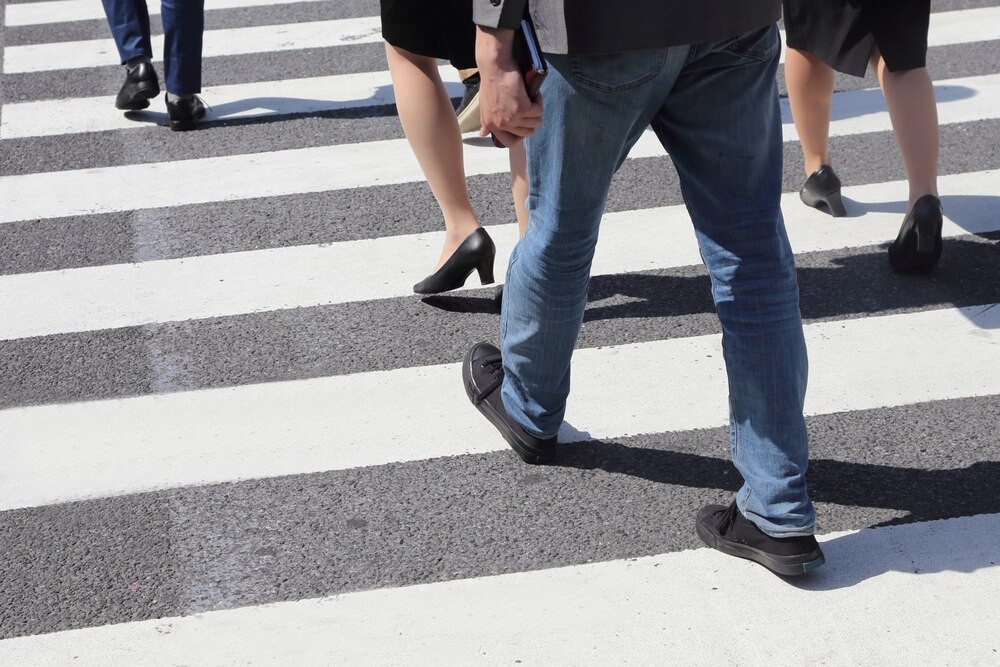 Bezpieczne dzieciństwo: Policjanci uczą przedszkolaków i uczniów zasad ruchu drogowego