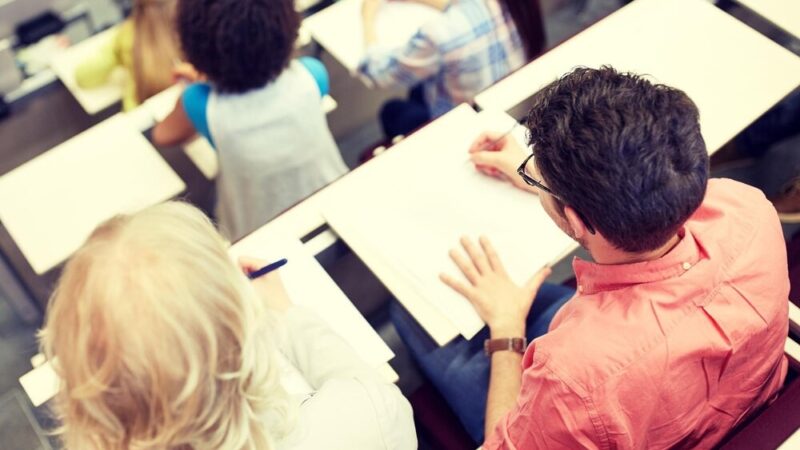 Nauczyciele na wagę złota: Emeryci i studenci ratują edukację w Lubuskiem