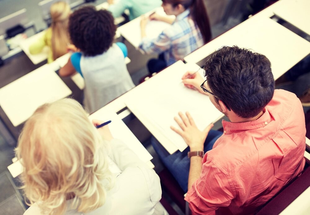 Nauczyciele na wagę złota: Emeryci i studenci ratują edukację w Lubuskiem