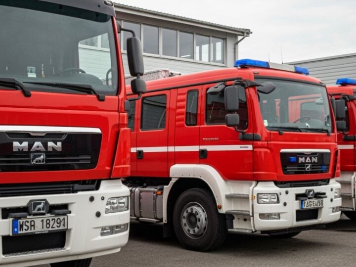 Tragedia w hotelu pracowniczym: strażacy walczą o życie mężczyzny w płomieniach