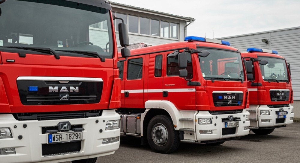 Tragedia w hotelu pracowniczym: strażacy walczą o życie mężczyzny w płomieniach