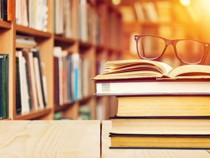 Jesienne przygody w bibliotece: wędrowcy, warsztaty i odkrywanie sztuki