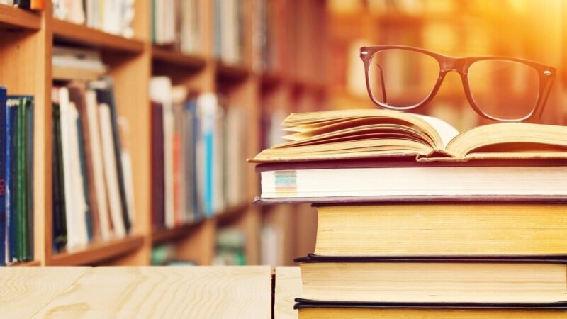 Jesienne przygody w bibliotece: wędrowcy, warsztaty i odkrywanie sztuki