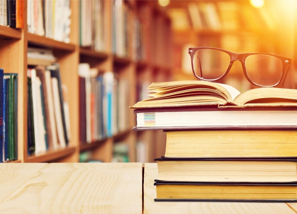 Jesienne przygody w bibliotece: wędrowcy, warsztaty i odkrywanie sztuki