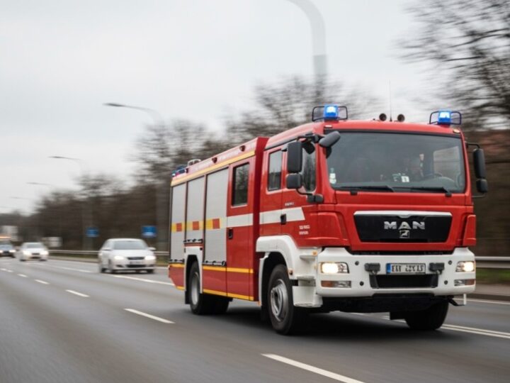 Strażak w akcji: Bohaterskie uratowanie życia z płonącego domu