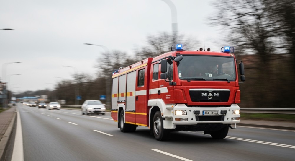 Strażak w akcji: Bohaterskie uratowanie życia z płonącego domu