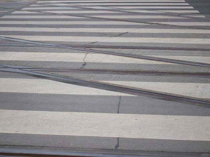 Jesienne zagrożenia: Odblaski, które mogą uratować życie pieszego