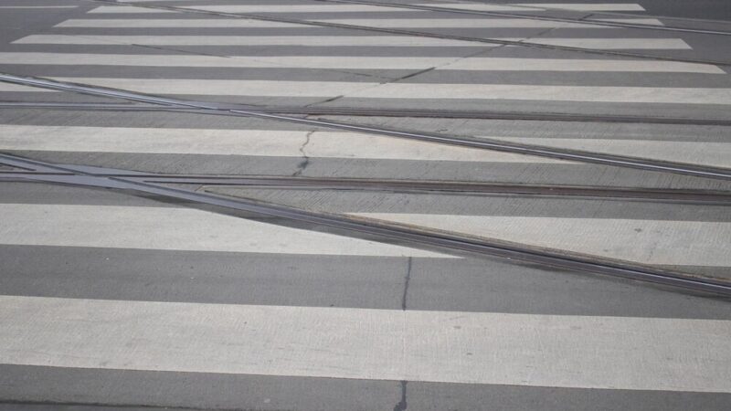 Jesienne zagrożenia: Odblaski, które mogą uratować życie pieszego