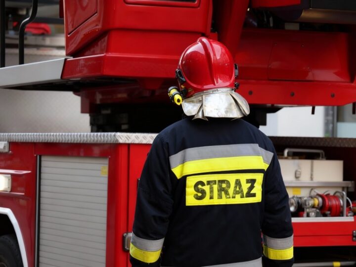 Hania z uśmiechem wspiera strażaków – tradycja pełna radości i wdzięczności