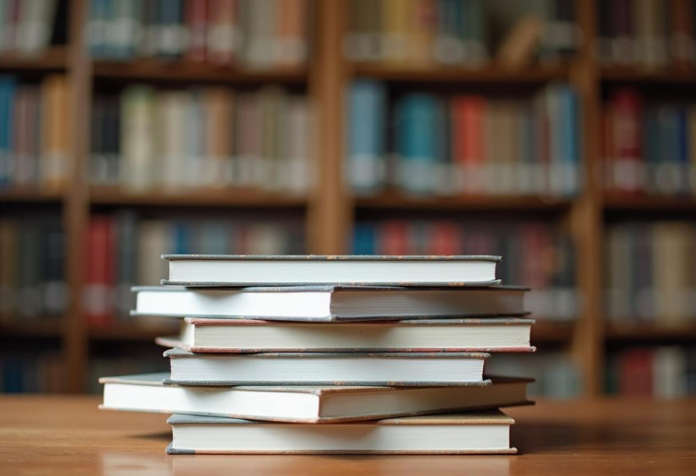 Książnicowe wydarzenia: od literackich spotkań po kreatywne warsztaty świąteczne