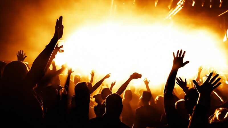 Mikołajkowe atrakcje na Starym Rynku: lodowisko i zlot Mikołajów w Gorzowie