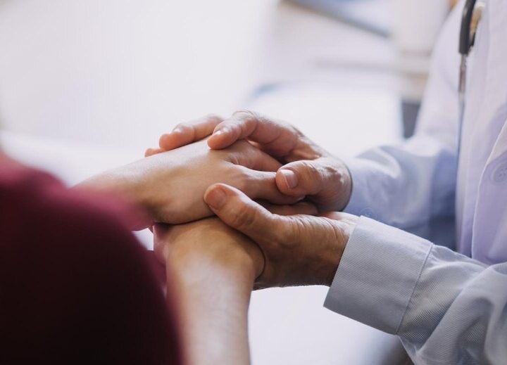 Defibrylator AED w Jenińcu – nowy krok w stronę bezpieczeństwa mieszkańców