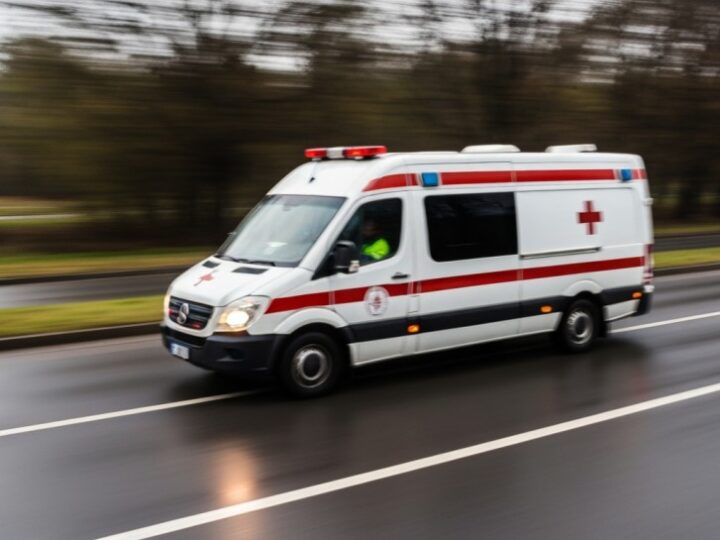 Policja kontroluje puste budynki, by pomóc osobom bezdomnym w zimie