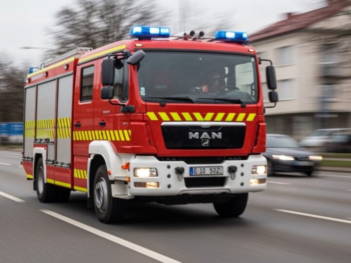 Dzielnicowi uratowali kobietę i jej dziecko przed pożarem auta