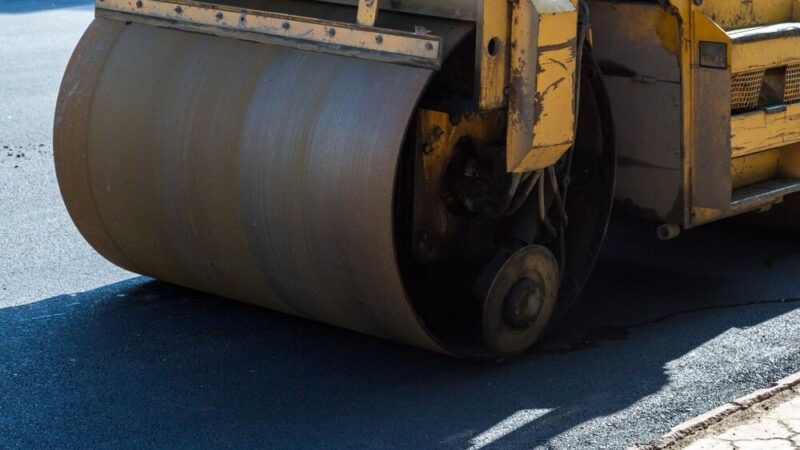 Kto jest odpowiedzialny za odśnieżanie dróg w Twojej gminie? Dowiedz się!