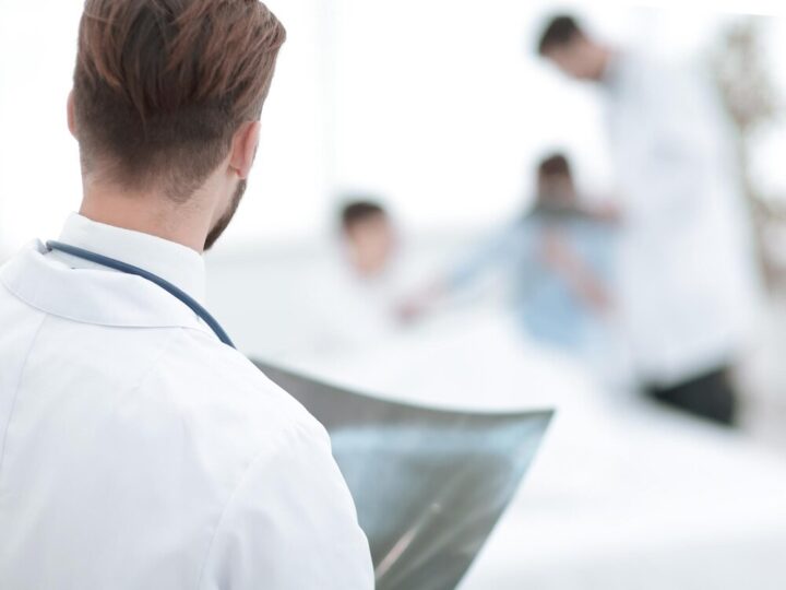 Bezpieczne ferie: Policjanci uczą dzieci zasad zimowego wypoczynku