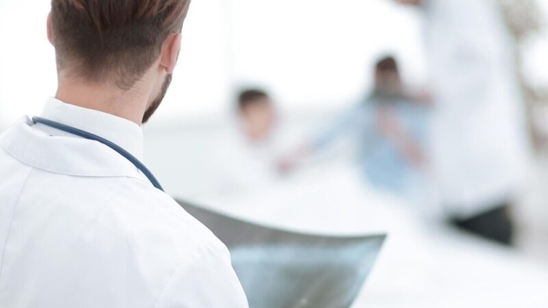 Bezpieczne ferie: Policjanci uczą dzieci zasad zimowego wypoczynku