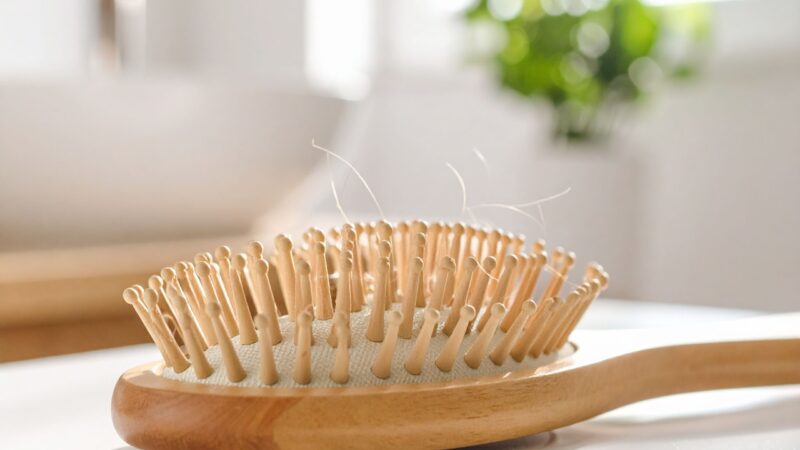 Dlaczego włosy wypadają? 7 sygnałów, że organizm potrzebuje wsparcia