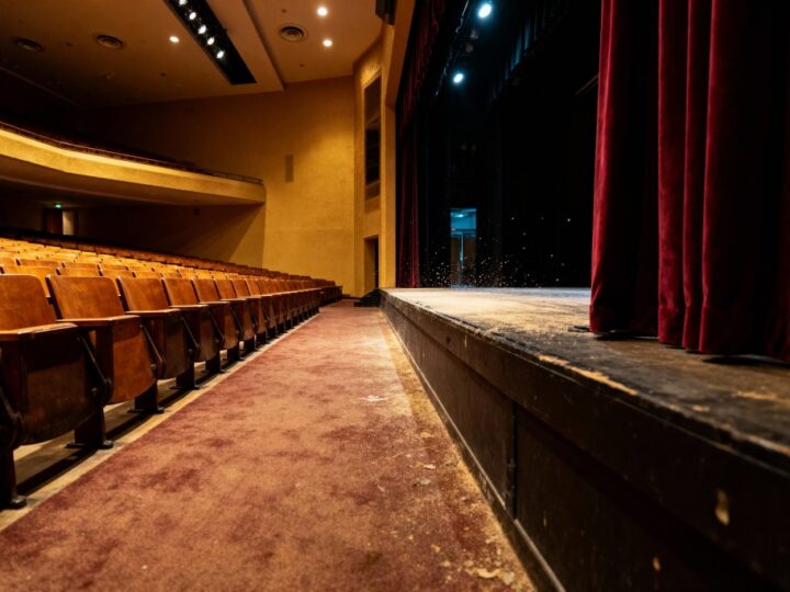 Teatr Mostów w nowej sali MCK: Nie przegap spektaklu „Dwie blizny”!