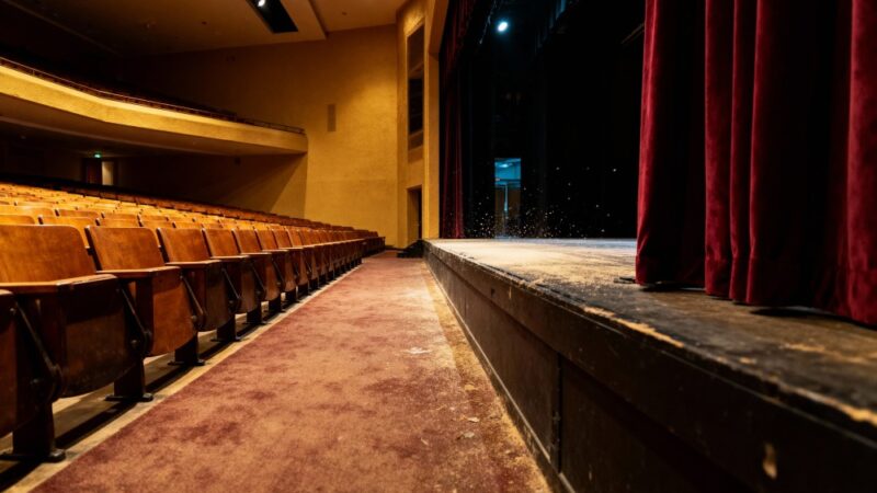 Teatr Mostów w nowej sali MCK: Nie przegap spektaklu „Dwie blizny”!