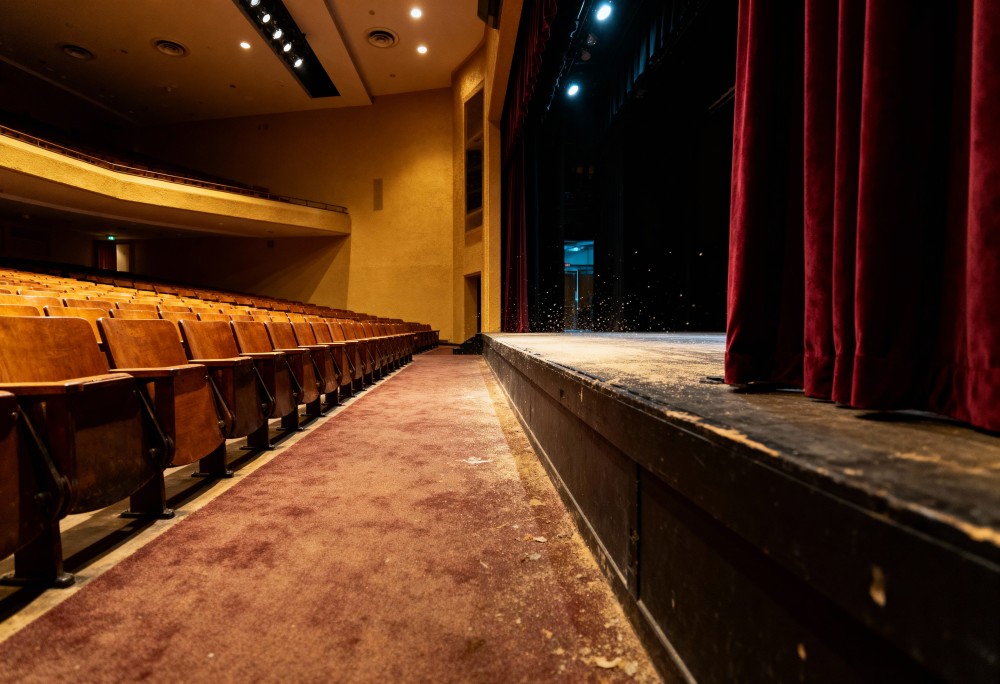 Teatr Mostów w nowej sali MCK: Nie przegap spektaklu „Dwie blizny”!