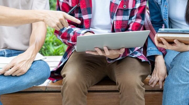 Mundury w edukacji – policjanci promują nowe oddziały mundurowe w szkole