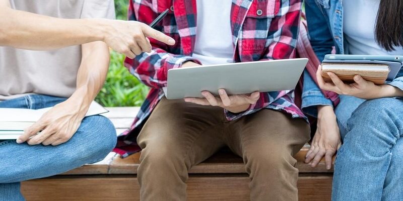 Mundury w edukacji – policjanci promują nowe oddziały mundurowe w szkole