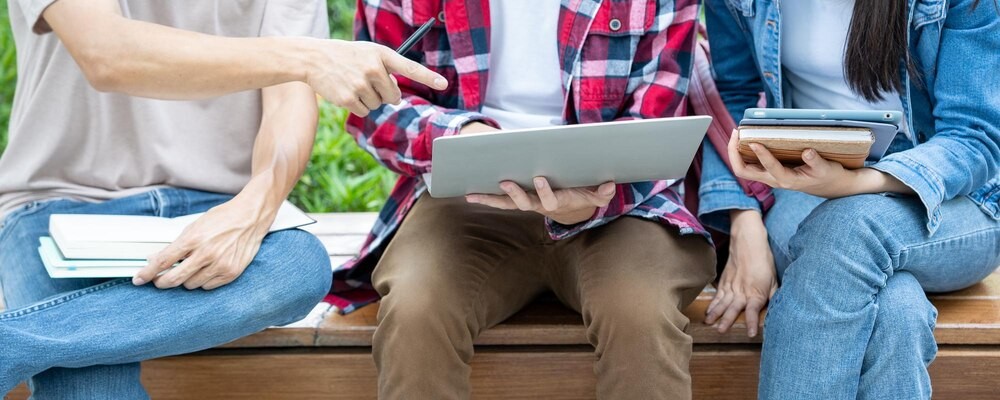 Mundury w edukacji – policjanci promują nowe oddziały mundurowe w szkole