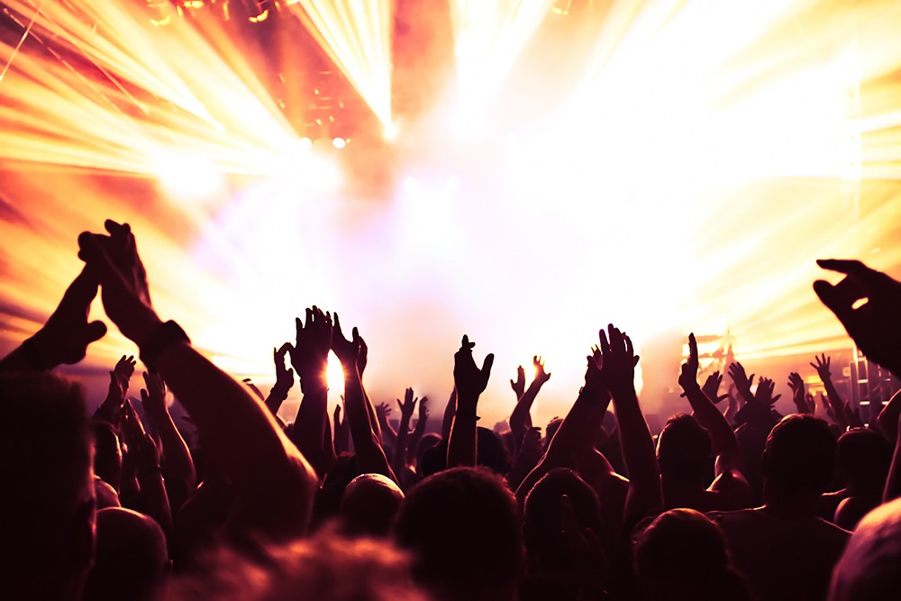 Muzyczne opowieści Łukasza Nowaka Trio: od pieśni drogi po kabaretowe klasyki