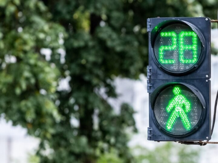 Piesza potrącona na przejściu – apel o ostrożność na drogach