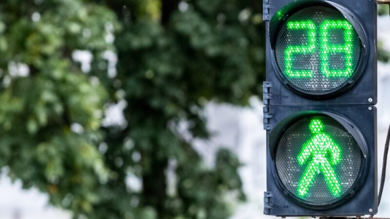 Piesza potrącona na przejściu – apel o ostrożność na drogach