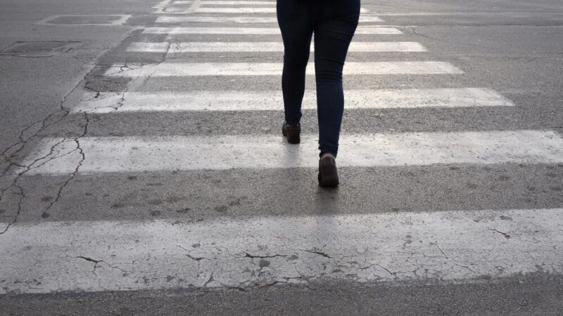 Policja szuka świadków potrącenia pieszego na przejściu